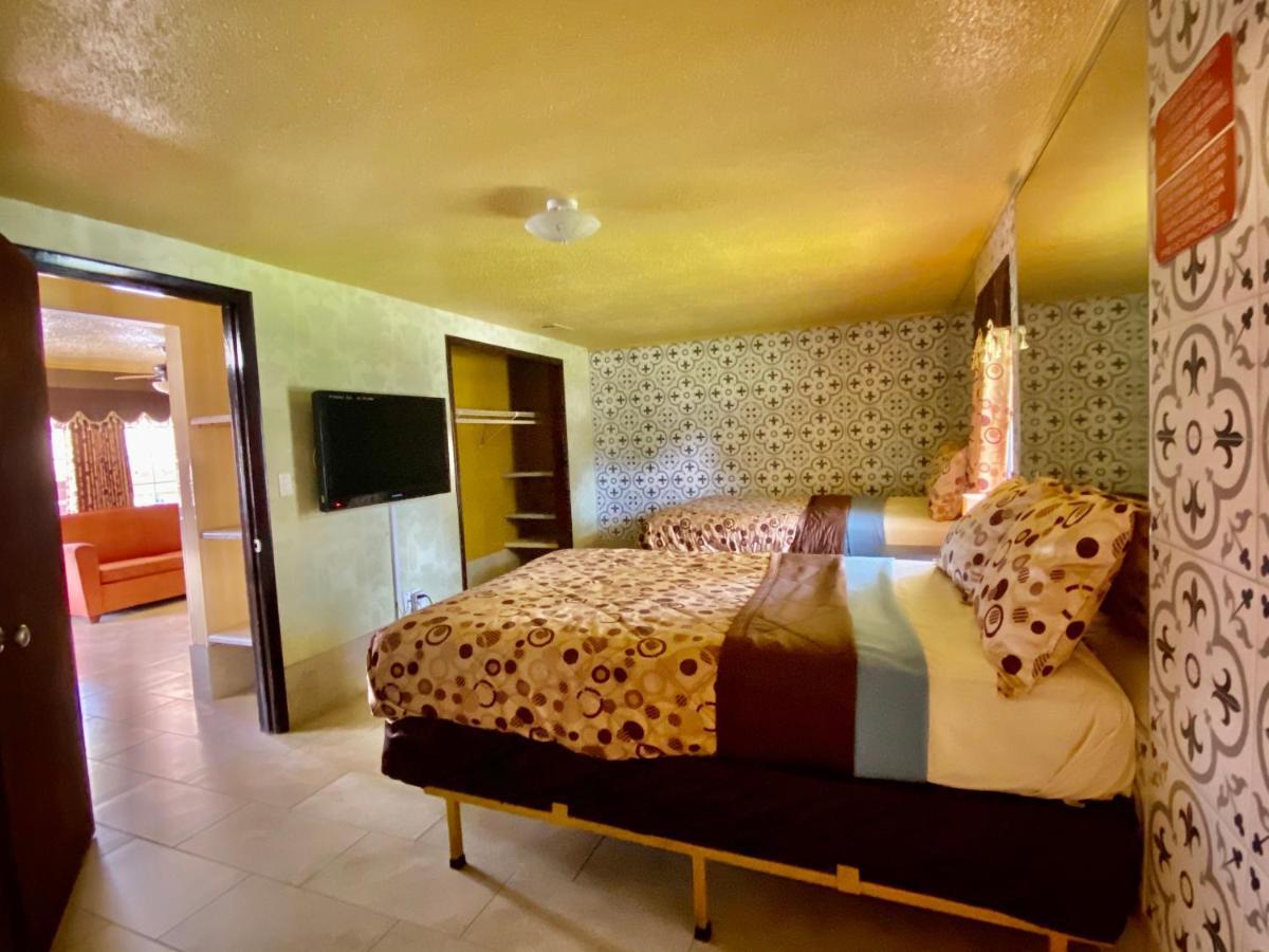 Savannah Inn And Suites Savannah Port Area Екстериор снимка