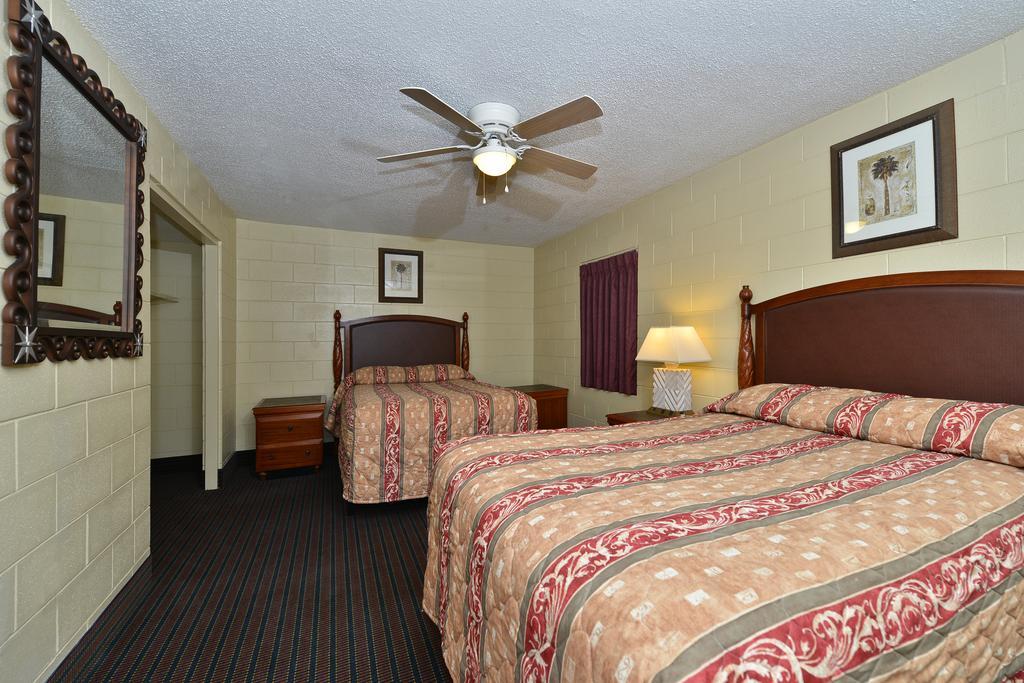 Savannah Inn And Suites Savannah Port Area Стая снимка