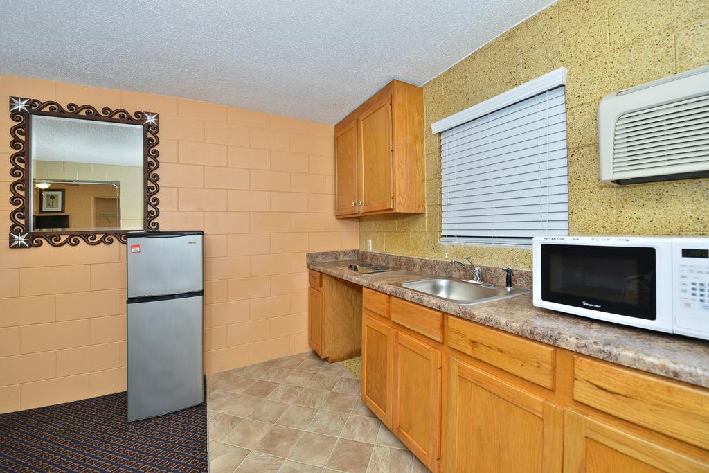 Savannah Inn And Suites Savannah Port Area Стая снимка