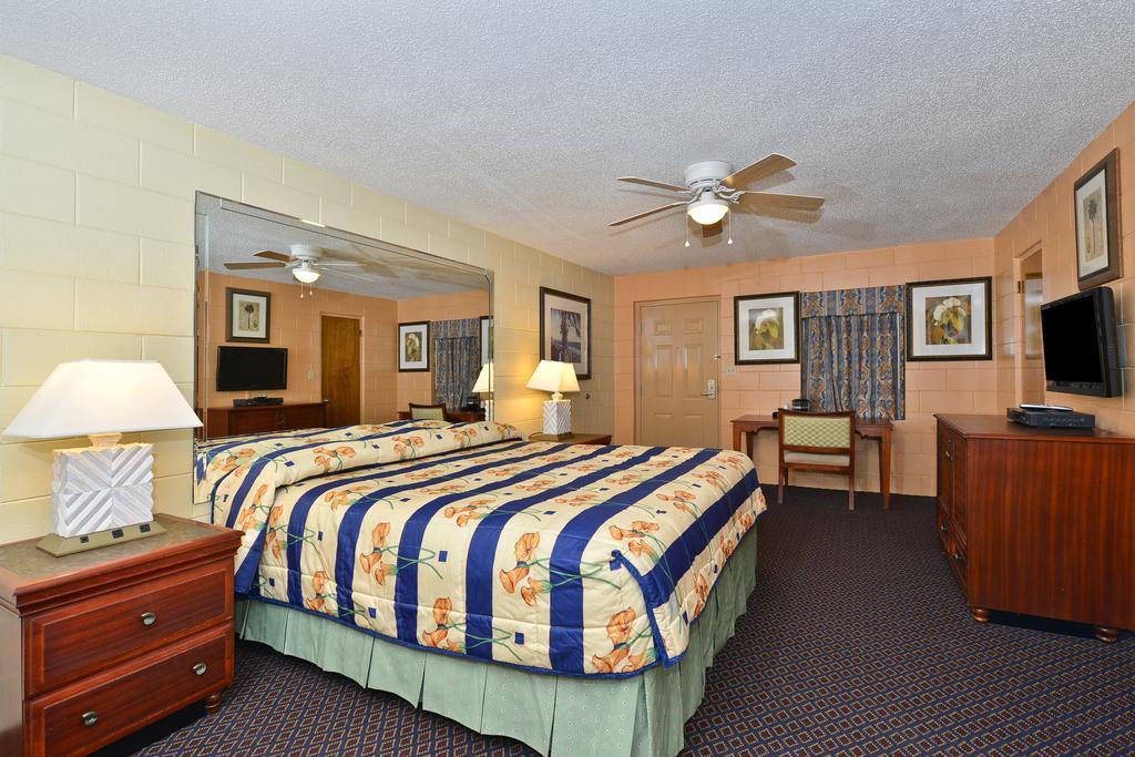 Savannah Inn And Suites Savannah Port Area Стая снимка