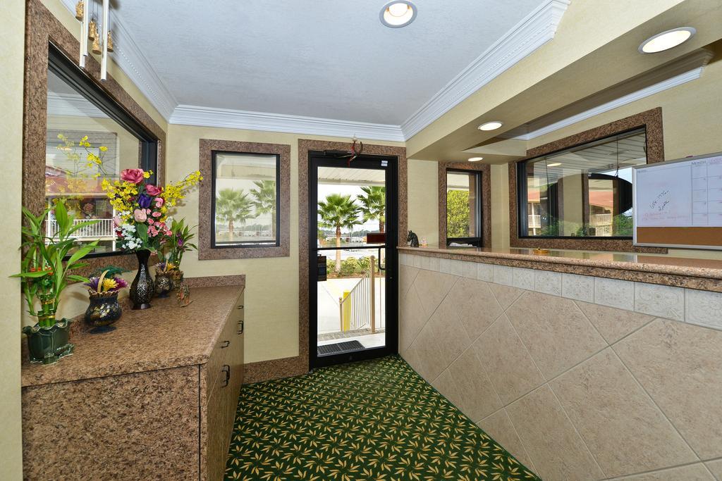 Savannah Inn And Suites Savannah Port Area Интериор снимка