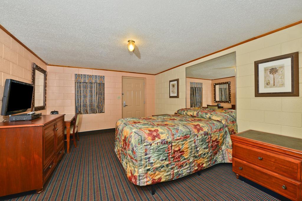 Savannah Inn And Suites Savannah Port Area Стая снимка