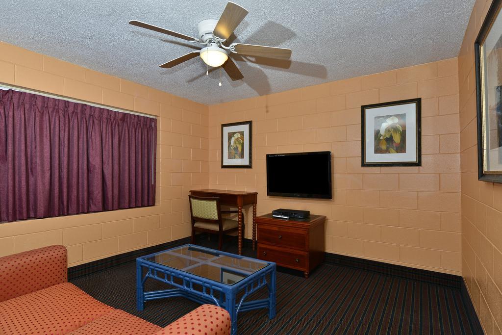 Savannah Inn And Suites Savannah Port Area Стая снимка