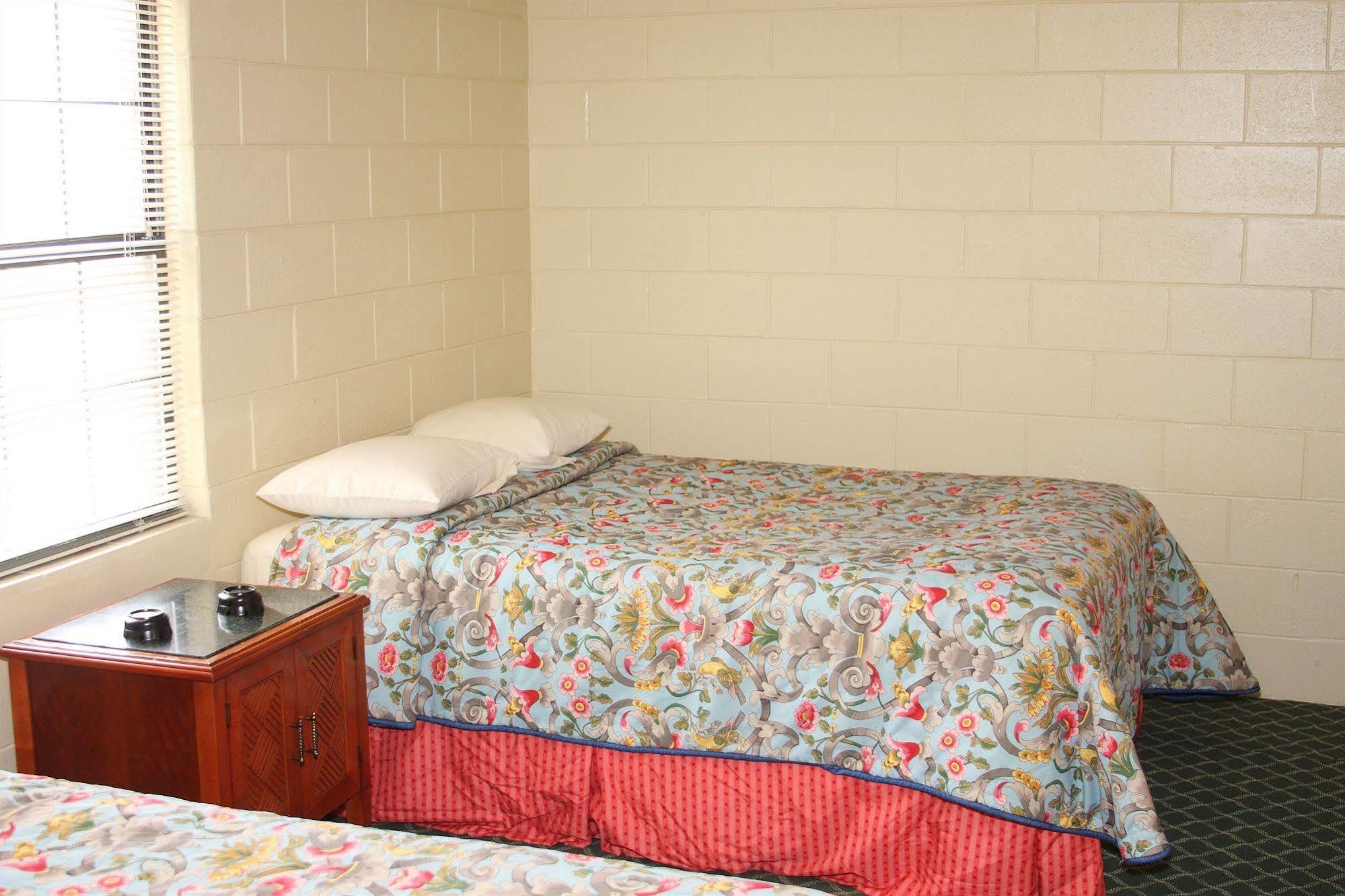 Savannah Inn And Suites Savannah Port Area Екстериор снимка